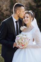 Boda Pareja en un caminar en el otoño parque. el novia en un hermosa blanco vestido. amor y relación concepto. novio y novia en naturaleza al aire libre foto