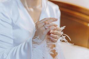 de cerca de un elegante diamante anillo en el dedo de un mujer con un moderno manicura. amor y Boda concepto. suave y selectivo enfocar. foto