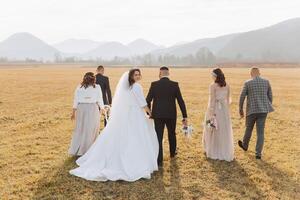 Boda foto sesión en naturaleza. el novia y novio y su amigos