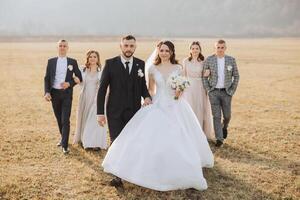 Boda foto sesión en naturaleza. el novia y novio Beso y su amigos