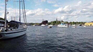 toerist boten zijn het zeilen in Stockholm baai Aan een zonnig dag. video