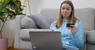 mujer de compras online con tarjeta de crédito video