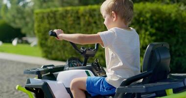 Jeune garçon profiter balade dans électrique jouet voiture video