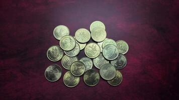 une pile de Indien pièces de monnaie video