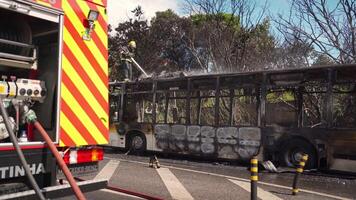 Portugal, odivelas 07 september 2022 rädda team av brandmän anlända på de bil krascha sparken passagerare buss trafik olycka scen. brandmän brand avdelning bekämpa med brand på väg. olycka katastrof video
