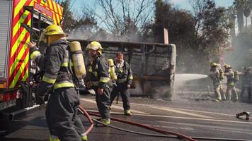 le Portugal, odivelas 07 septembre 2022 porter secours équipe de sapeurs pompiers arrivée sur le voiture crash mis à la porte passager autobus circulation accident scène. pompiers Feu département bats toi avec Feu sur route. accident catastrophe video