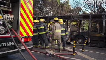 Portugal, odivelas 07 septiembre 2022 rescate equipo de bomberos llegar en el coche choque despedido pasajero autobús tráfico accidente escena. bomberos fuego Departamento lucha con fuego en la carretera. accidente desastre video