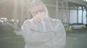 un persona en un blanco traje con agua pulverización herramientas video