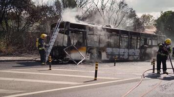 Portogallo, odivelas 07 settembre 2022 salvare squadra di i vigili del fuoco arrivo su il auto schianto licenziato passeggeri autobus traffico incidente scena. pompiere fuoco Dipartimento combattimento con fuoco su strada. incidente disastro video