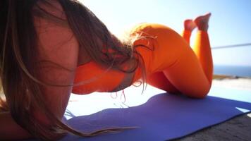 mujer ordenador portátil mar. trabajando remotamente en costa. contento exitoso mujer trabajando en ordenador portátil por mar después Mañana aptitud pilates yoga, hace negocio transacción en línea. Lanza libre remoto trabajo en vacaciones video