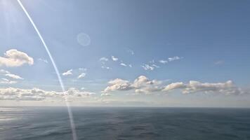 timelapse pluizig cumulus wolken in beweging in helder zonsondergang lucht over- kalmte zee. abstract antenne natuur zomer oceaan zonsondergang, zee en lucht visie. vakantie, reis, vakantie concept. weer en klimaat verandering video