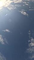 Zeitraffer flauschige Kumulus Wolken ziehen um im hell Sonnenuntergang Himmel. abstrakt Antenne Natur Sommer- Ozean Sonnenuntergang, Meer und Himmel Sicht. Urlaub, reisen, Urlaub Konzept. Wetter und Klima ändern. Vertikale Video