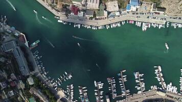 aéreo panorámico ver de Balaklava paisaje con barcos y mar en centro de deportes acuáticos bahía. Crimea sebastopol turista atracción. zumbido parte superior ver Disparo de Puerto para lujo yates, barcos y veleros video