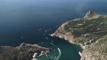 aéreo panorámico ver de Balaklava paisaje con barcos y mar en centro de deportes acuáticos bahía. Crimea sebastopol turista atracción. zumbido parte superior ver Disparo de Puerto para lujo yates, barcos y veleros video