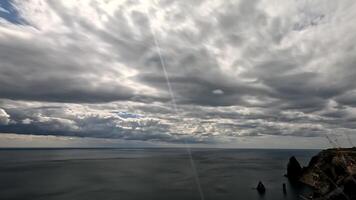 Zeitraffer flauschige Kumulus Wolken ziehen um im hell Sonnenuntergang Himmel Über Ruhe Meer. abstrakt Antenne Natur Sommer- Ozean Sonnenuntergang, Meer und Himmel Sicht. Urlaub, reisen, Urlaub Konzept. Wetter und Klima Veränderung video