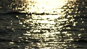 mare acqua superficie. Basso angolo Visualizza al di sopra di chiaro azzurro mare acqua. sole bagliore. astratto nautico estate oceano natura. vacanza, vacanza e viaggio concetto. nessuno. lento movimento. tempo metereologico e clima modificare video