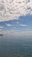 verticale aereo Visualizza su mare acqua superficie, telecamera mosche al di sopra di chiaro mare acqua. sole bagliore. astratto nautico estate oceano natura. vacanza, vacanza e viaggio concetto. nessuno. tempo metereologico e clima modificare video