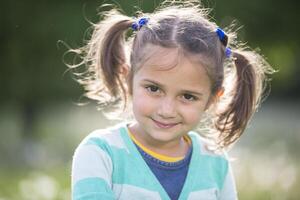 retrato de un preescolar muchacha. el cara de un cinco año antiguo contento niña foto