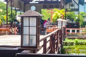 un antiguo Estilo japones jardín lámpara en un restaurante jardín foto