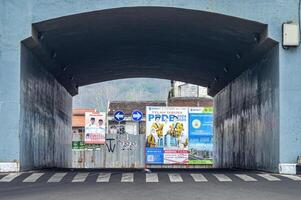 un tranquilo paso inferior túnel la carretera con No paso vehículos durante el día con un antecedentes lleno con publicidad vallas publicitarias, Indonesia, 2 noviembre 2023. foto