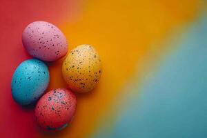 ai generado decorativo Pascua de Resurrección huevos con floral patrones en un oscuro pizarra fondo, acentuado con Fresco margaritas y verdor foto