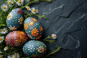 ai generado decorativo Pascua de Resurrección huevos con floral patrones en un oscuro pizarra fondo, acentuado con Fresco margaritas y verdor foto