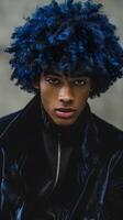 ai generado azul afro peinado hombre en oscuro azul terciopelo chaqueta frente a cámara - sorprendentes retrato foto