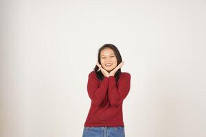 joven asiático mujer en rojo camiseta sonriente y mirando a cámara aislado en blanco antecedentes foto