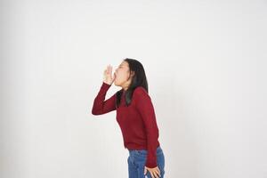 joven asiático mujer en rojo camiseta sufrimiento desde alergia y estornudos aislado en blanco antecedentes foto