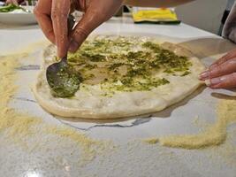 Pizza ingredientes y preparación a hogar en encimera Listo a Vamos en el Roca caliente parrilla foto