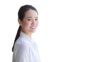 joven asiático hermosa mujer tiene negro largo pelo en blanco camisa ella es sonriente y en pie para presentación mientras aislado blanco antecedentes. foto