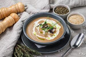 cremoso seta crema sopa con hierbas y especias en un cuenco foto