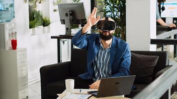 ai desarrollador trabajando con vr lentes a crear nuevo 3d plan para pequeño negocio desarrollo, trabajo colaborativo espacio. persona de negocios utilizando virtual realidad auriculares, artificial inteligencia. trípode disparo. foto