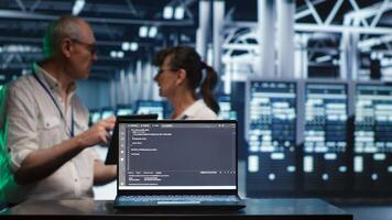 nube informática negocio ejecutivos resolviendo Tareas en datos centro, corriendo guiones en ordenador portátil Terminal. experto eso equipo en medio de servidores, accediendo bases de datos y manipulando líneas de código foto
