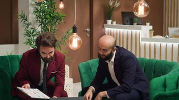 ejecutivo asociados compartir conceptos durante internacional negocio conferencia a hotel, lluvia de ideas sesión. blanco collar trabajadores de viaje extranjero en Ropa formal, reflejando profesionalismo. foto