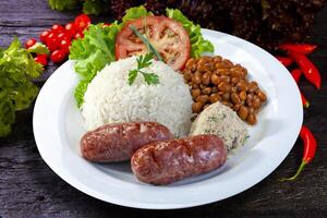 arroz frijoles salchicha A la parrilla ensalada foto