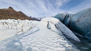 vatnajokull iceberg agrietado hielo masa en Islandia, mágico glacial bloques con enorme cuevas y túneles alrededor Nevado acantilados y paisaje. congelado glaciar laguna con hielo fragmentos, congelación frío lago. foto