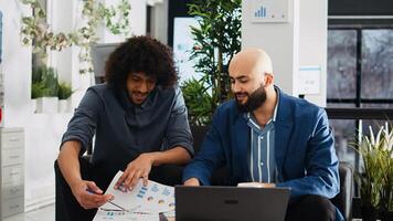 negocio equipo examinar anual informes y trabajando en colaboración a desarrollar puesta en marcha compañía. oficina empleados en trabajo colaborativo espacio planificación instrucciones reunión con ejecutivo tablero. foto