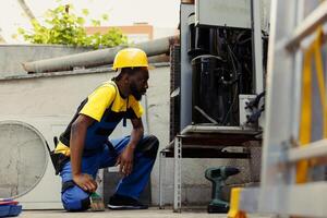 profesional trabajador encargado con anual hvac sistema rutina limpieza, utilizando limpiar el polvo cepillo a eliminar suciedad desde obstruido aire filtrar reduciendo unidad capacidad a frio aire efectivamente foto