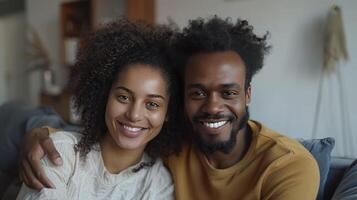 ai generado alegre multirracial Pareja relajante en sofá en vivo habitación, radiante amor y felicidad con relajado, amoroso expresiones foto