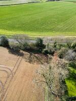 aéreo ver de británico campo y agrícola granja tierra a pueblo de Inglaterra Reino Unido. marzo 1º, 2024 foto