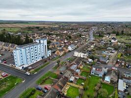 alto ángulo ver de arlesy pueblo de Inglaterra Reino Unido. el imágenes estaba capturado durante nublado y lluvioso día de feb 28, 2024 foto