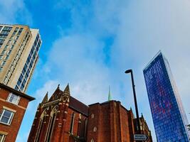 más hermosa bajo ángulo ver de central Oeste croydon Londres ciudad de Inglaterra Reino Unido durante nublado y lluvioso día. noviembre 20, 2023 foto