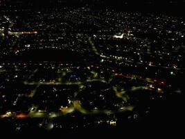 aéreo ver de iluminado watford ciudad de Inglaterra Reino Unido a noche. marzo tercero, 2024 foto