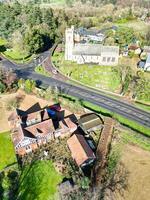 aéreo ver de británico campo y agrícola granja tierra a pueblo de Inglaterra Reino Unido. marzo 1º, 2024 foto