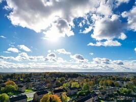 hermosa alto ángulo ver de cielo y dramático nubes terminado central hemel cáñamo ciudad de Inglaterra genial Bretaña. noviembre 5to, 2023 foto