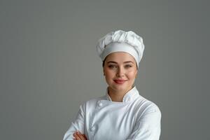 ai generado retrato de un hermosa hembra cocinero en un blanco uniforme en un gris antecedentes foto