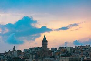 galata torre ver desde un transportar a puesta de sol. foto