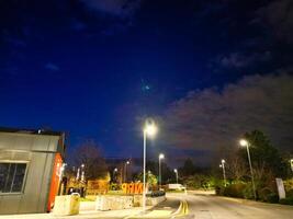 aéreo ver de iluminado watford ciudad de Inglaterra Reino Unido a noche. marzo tercero, 2024 foto