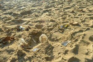 el playa arena es sucio porque de el plastico mineral agua tazas foto